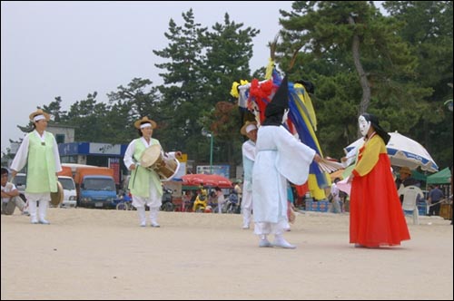 주말에 경포대에서 공연 중인 가면극 